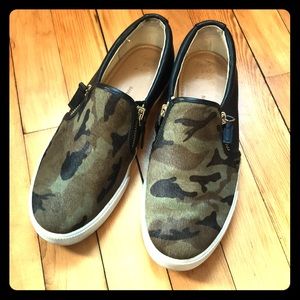 Banana Republic Adorable Camo Sneaker, Size 8